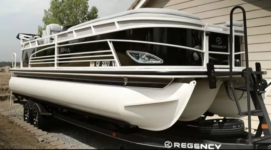 Tips for maintaining the cleanliness of the carpet of pontoon boat